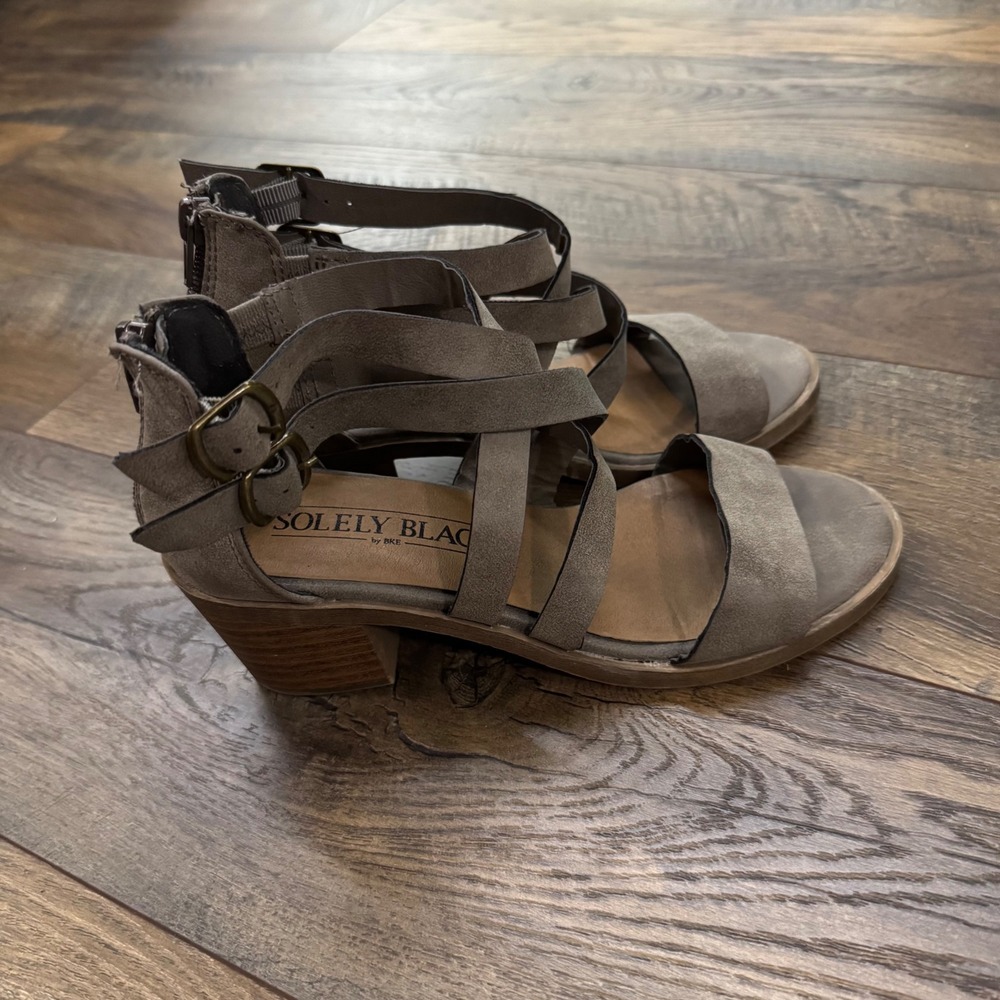 Solely Black by BKE Rocha Taupe Grey Strappy Gladiator Block Heel Sandals Size 6